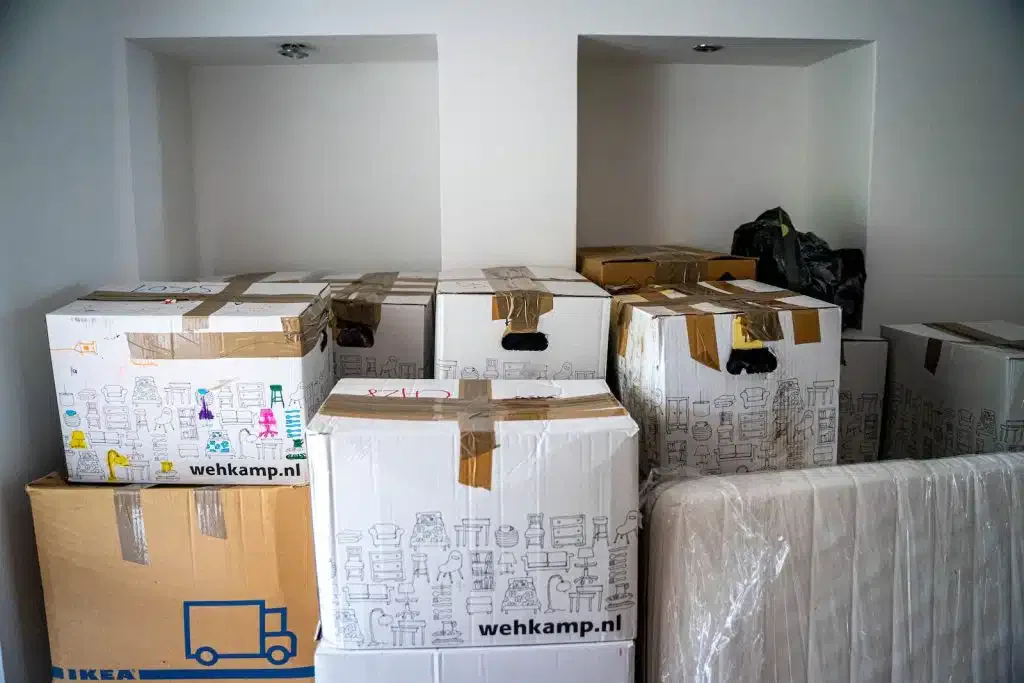 boîtes en carton marron sur une table en bois marron